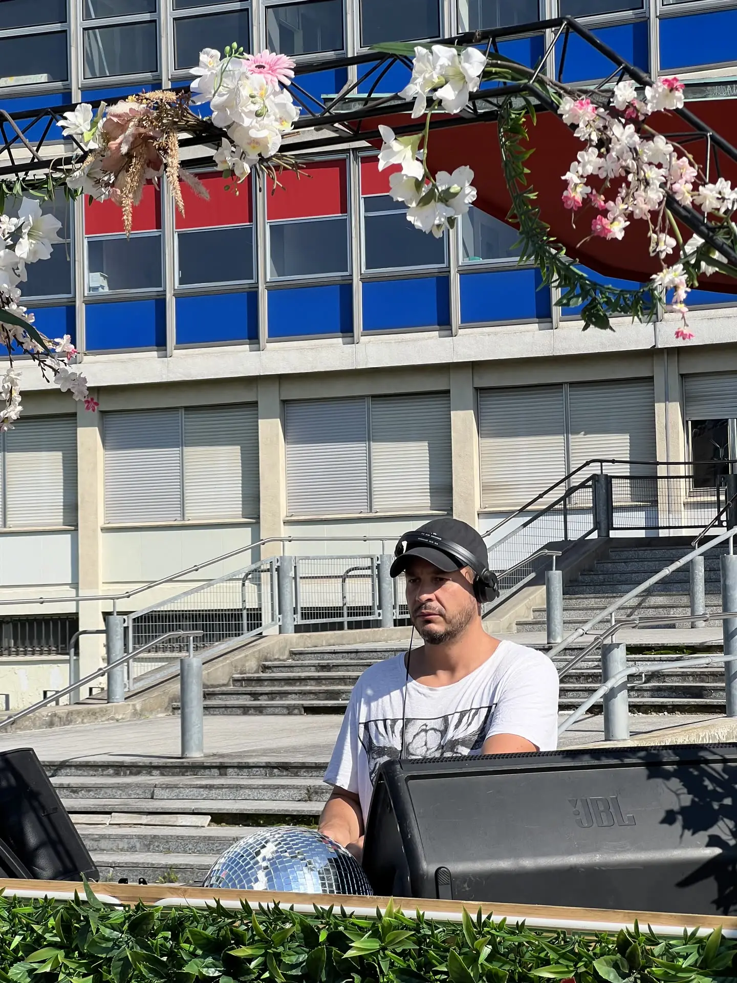 DJ jour Bloom avec arche florale