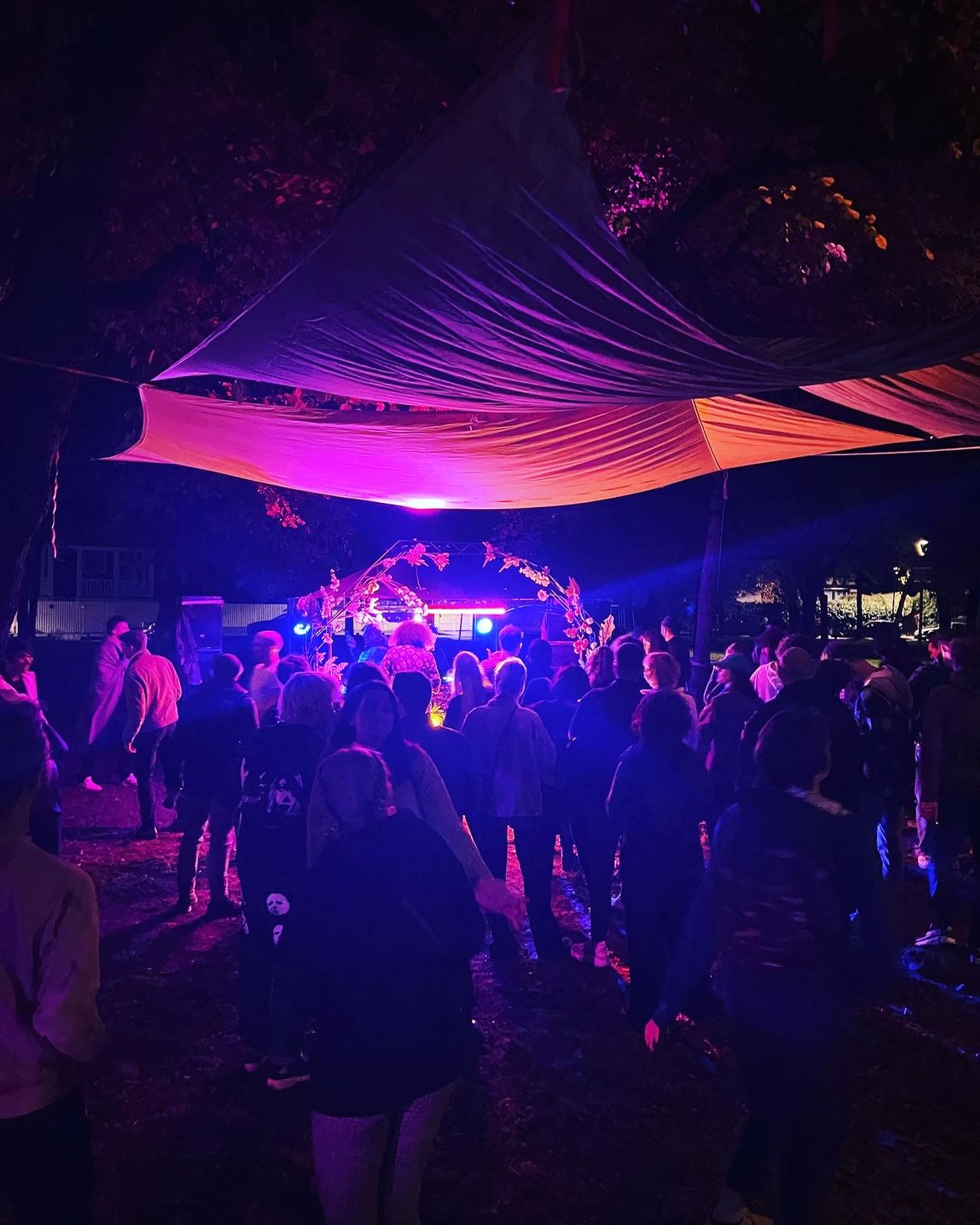 Garden party Bloom Events — scène lumière violette