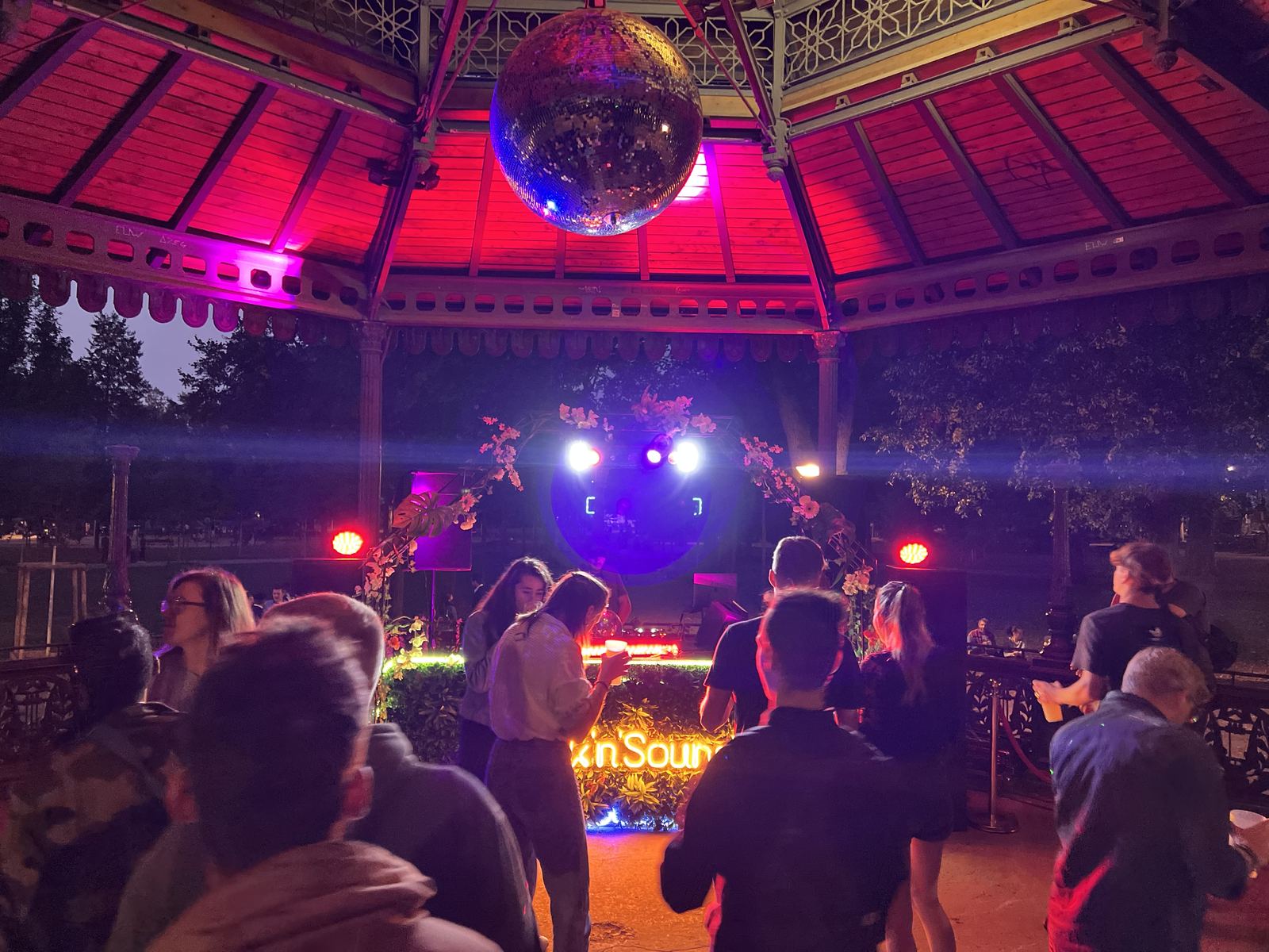 Open air Bloom Events — scène, lumière et public