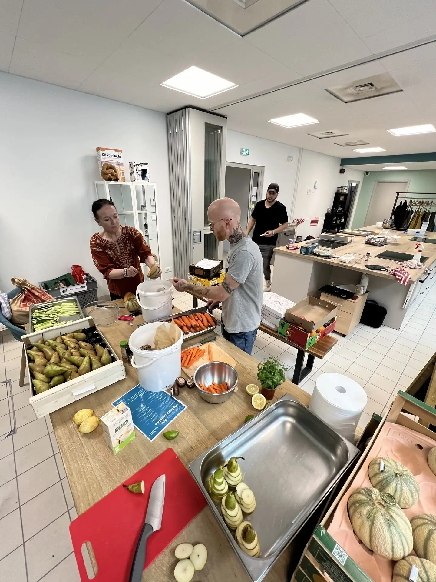 Équipe Bloom Traiteur en cuisine — préparation légumes, melons, salades