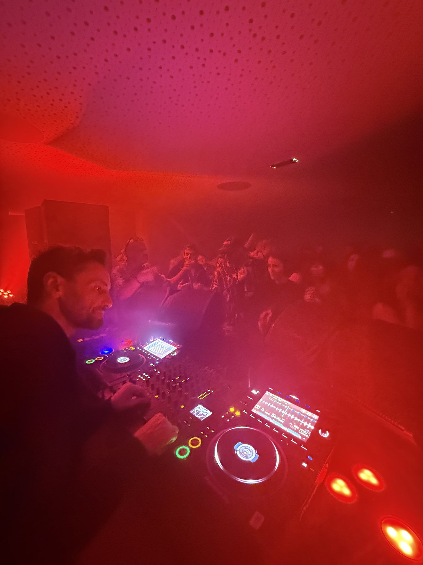 DJ set en lumière rouge à la Villa 70's