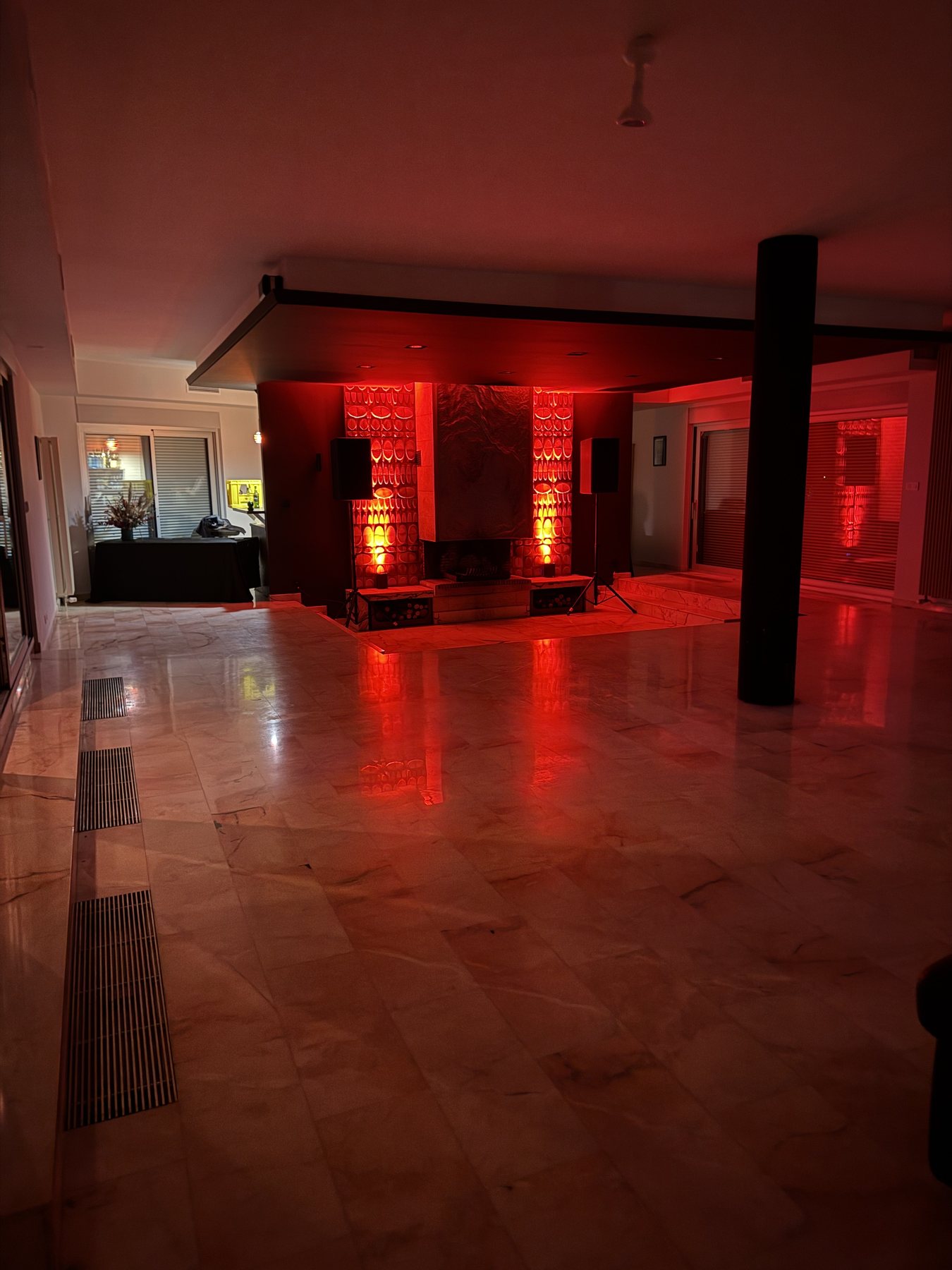 Ambiance rouge dans le salon de la Villa 70's