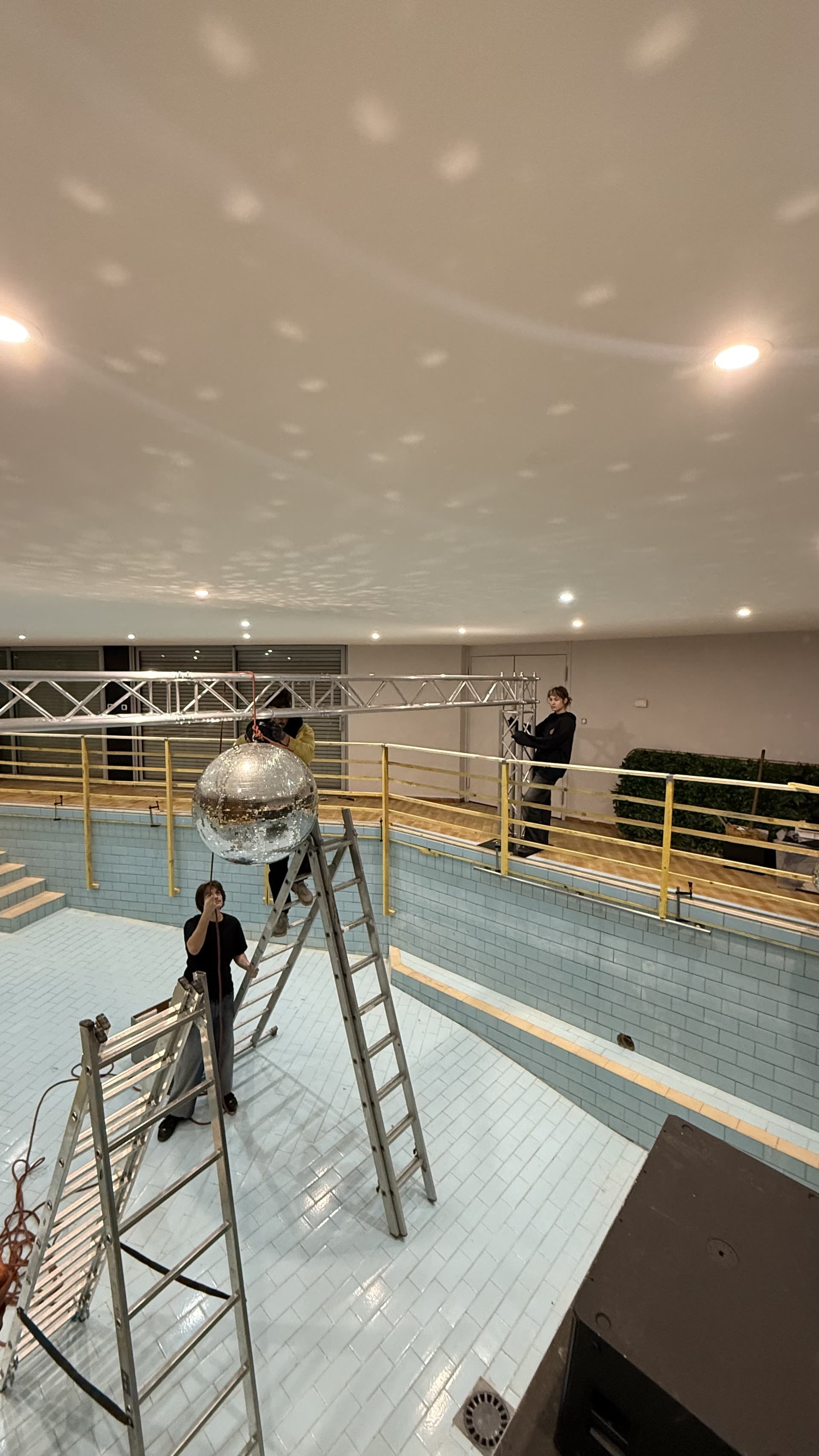 Installation boule miroir Bains Municipaux