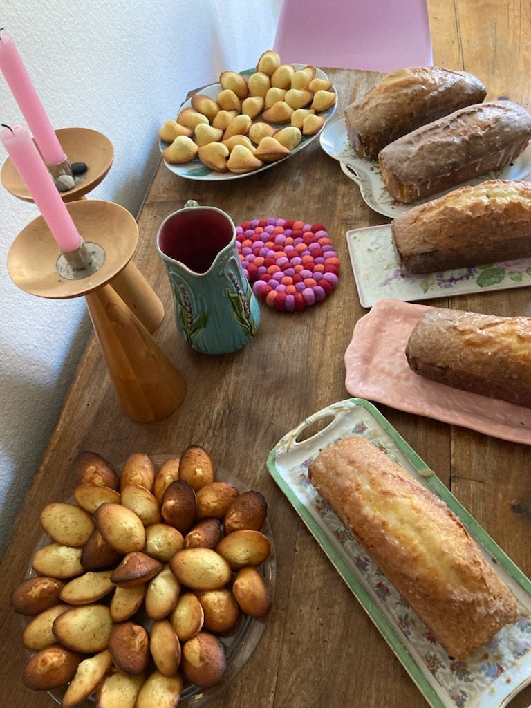 Table traiteur et pause visiteurs pendant une journée animation