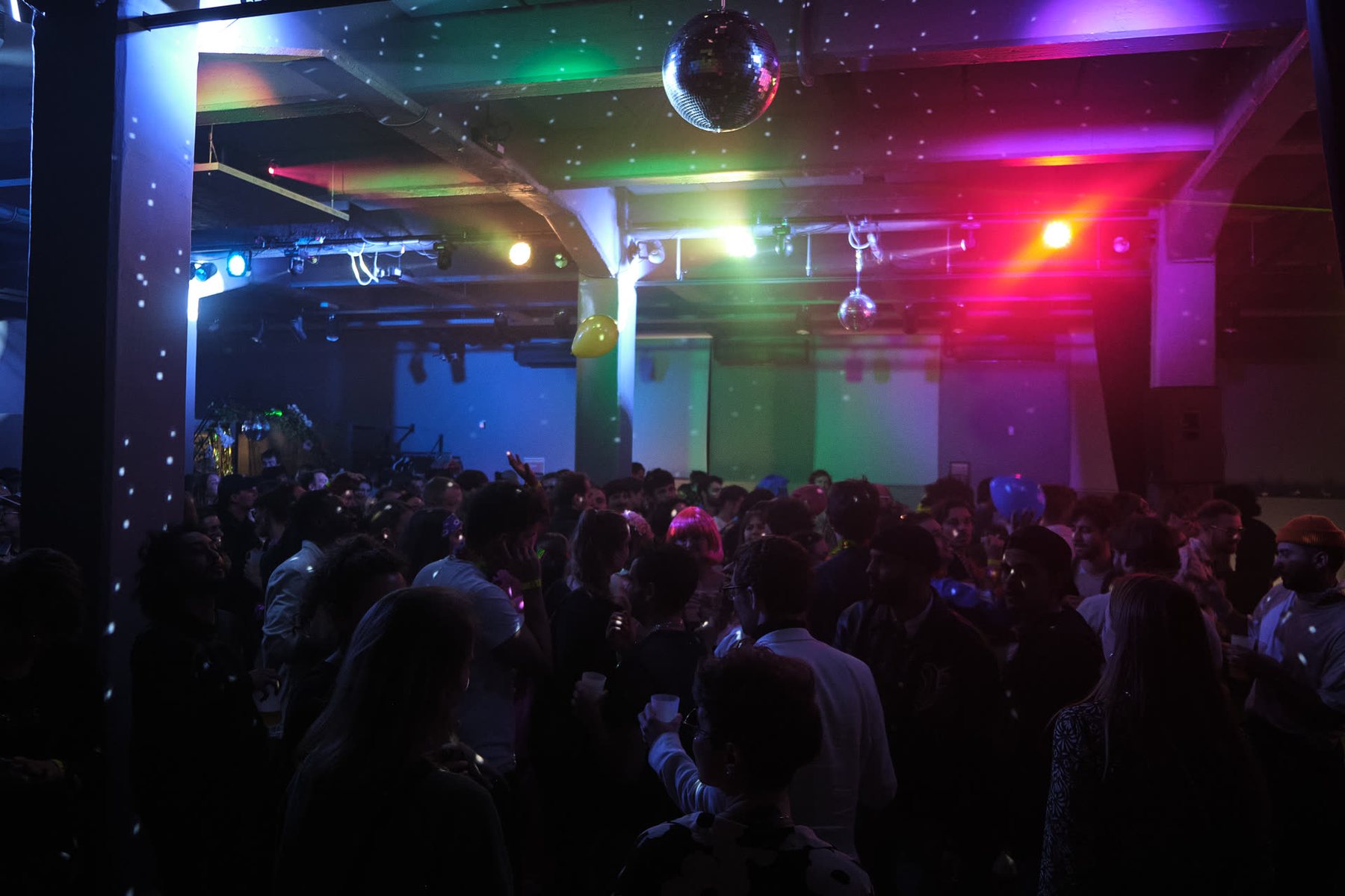 Dancefloor rempli sous mirror ball — package Soirée DJ Bloom Events