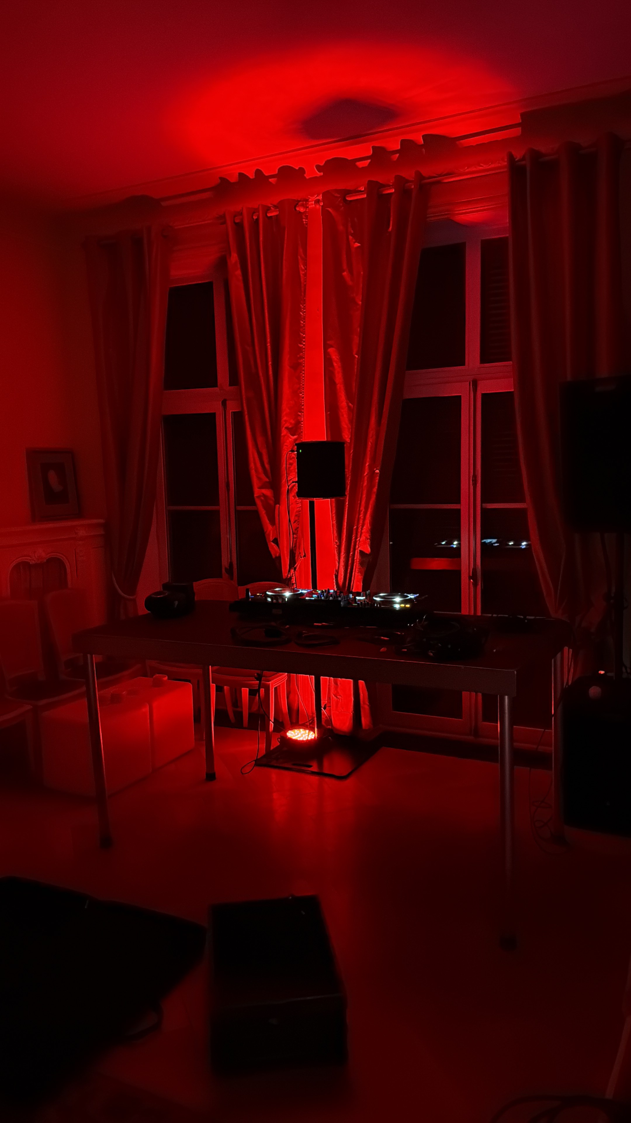 DJ booth en ambiance rouge — Bloom Events