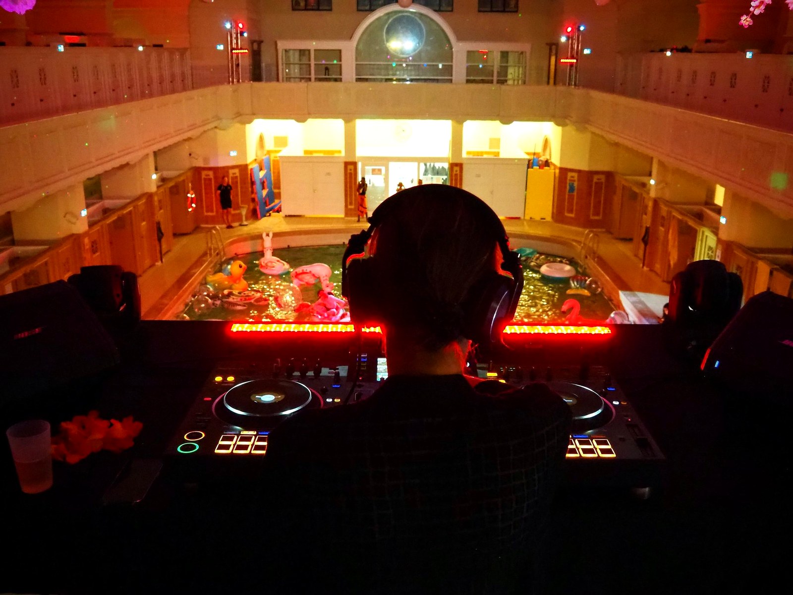 DJ booth aux Bains Municipaux — pool party Bloom