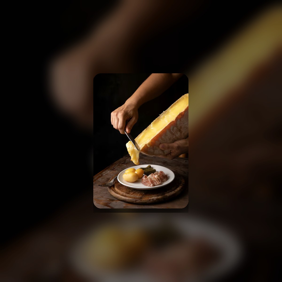 Raclette demi-meule servie à table